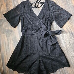 Francescas Mi ami Lace Wrap Romper Black Short Sleeve Tie Waist XXS‎